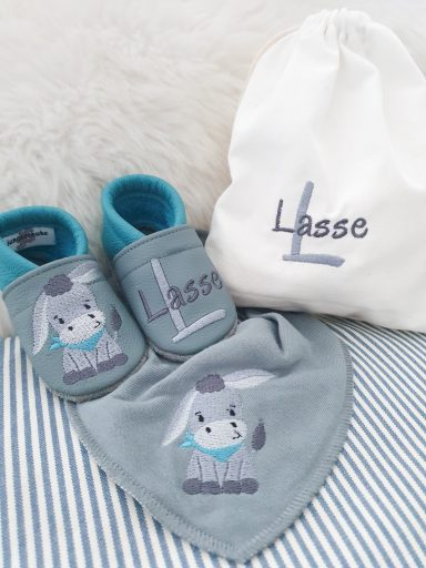 Set aus Lederpuschen, Halstuch und Geschenkbeutel