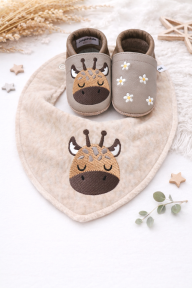 Geschenkset zur Geburt Geschenkset mit Lederpuschen und passender Deko.
