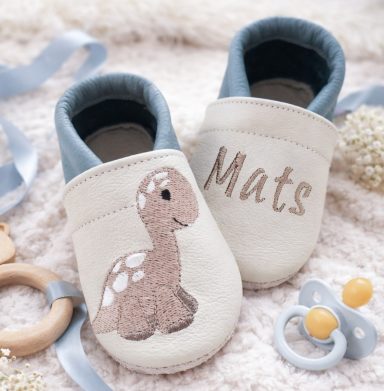 Bestseller "Dino" Personalisierte Lederpuschen aus weichem Leder.