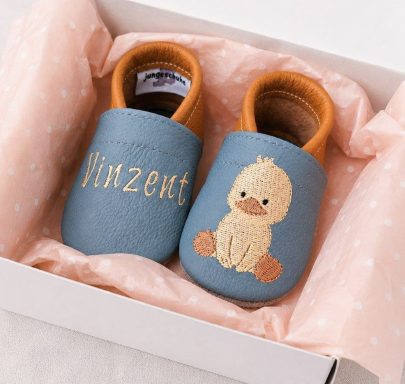 Schöne Erinnerungen Lederpuschen dekorativ arrangiert im Kinderzimmer.